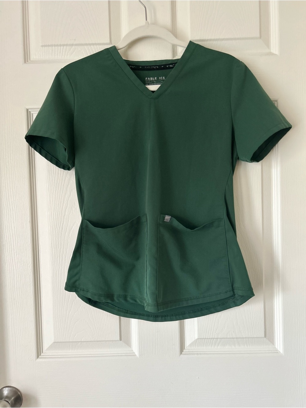 Fabletics Women's Hunter Green V-Neck Short Sleeve Scrub Top Pockets
